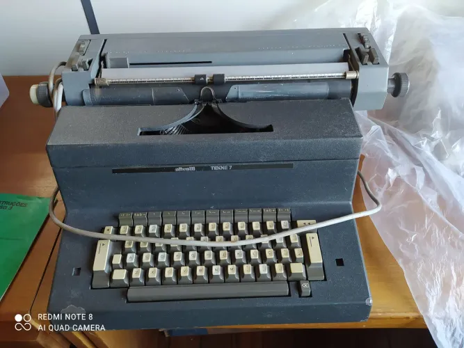 Máquina de escrever Olivetti Tekne 7