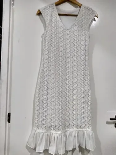 Vestido em renda branca sereia M, com barra plissada.