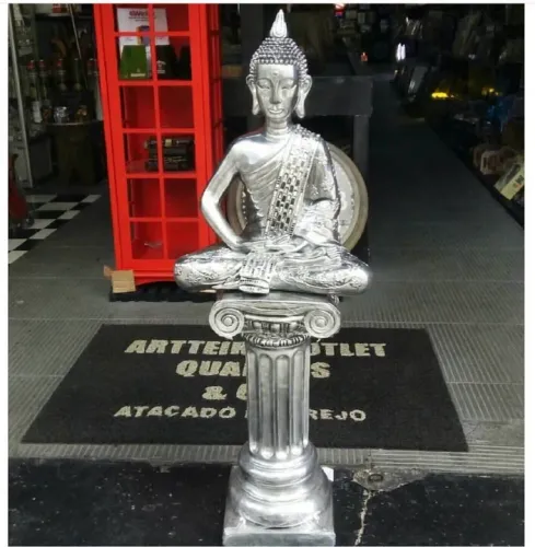 Buda com pedestal decorativo