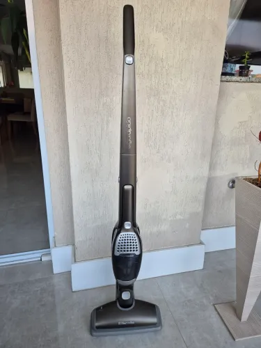 Aspirador vertical sem fio Electrolux