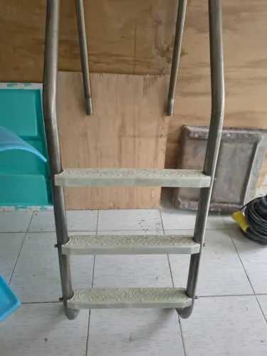 Escada para Piscina - Aço Inox e Degraus Antiderrapantes