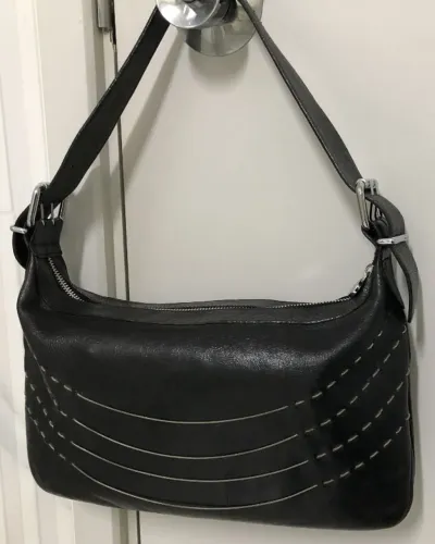Elegante bolsa de ombro em couro legítimo, preta.
