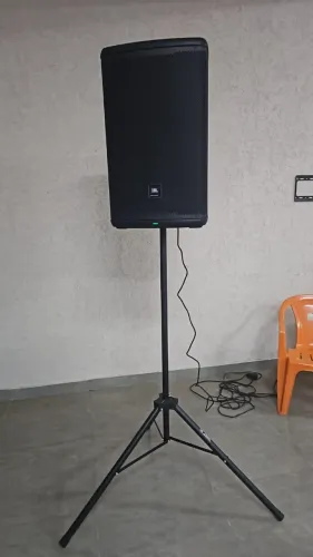 Caixa de som JBL EON 715 muito nova com tripé iincluso