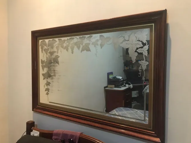 Espelho antigo com moldura de madeira 