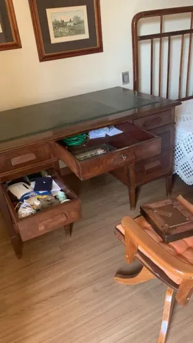 Escrivaninha de Madeira Maciça Antiga