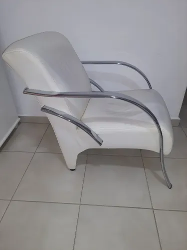 Poltrona em courino branco e braço de alumínio