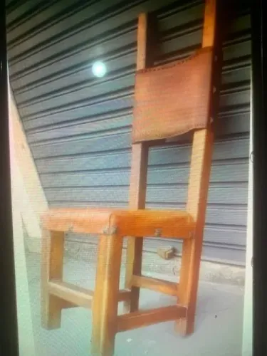 10 Cadeiras de madeira maciça, revestidas em couro.