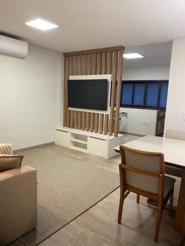 Painel ripado planejado MDF sala com rack