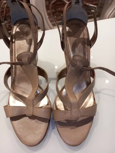 Sandalia Invitto de couro