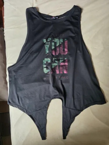 Desapego regata fitness Marisa com tela nas costas