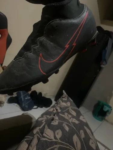 Chuteira botinha Nike 