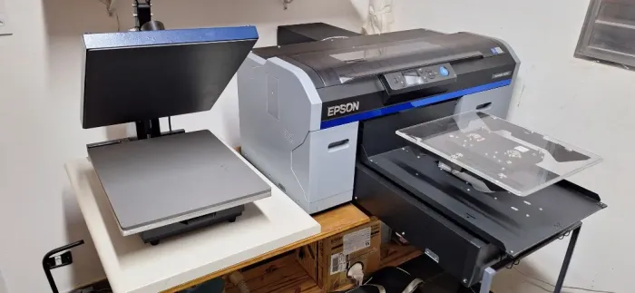 Impressora Epson F2100 SureColor + Acessórios + Prensa + Computador