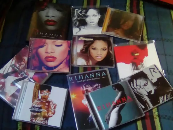 Coleção de CDs e DVDs da Rihanna (NÃO VENDO SEPARADOS)