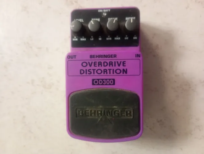 Pedal Behringer overdrive distortion od300 para guitarra