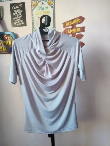 BLUSA DRAPEADA fina e delicada.