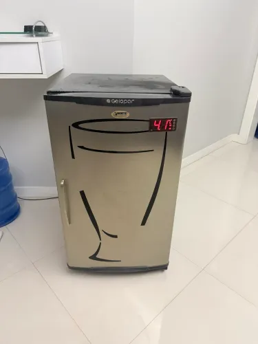 Cervejeira compacta vertical Gelopar 