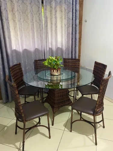 Conjunto de mesa de jantar com 6 cadeiras..