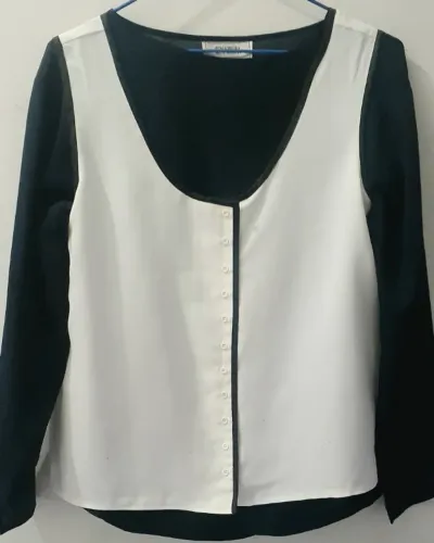 Lote com 3 finas blusas femininas da grife Cenarium: 1 branca, 1 azul e 1 verde