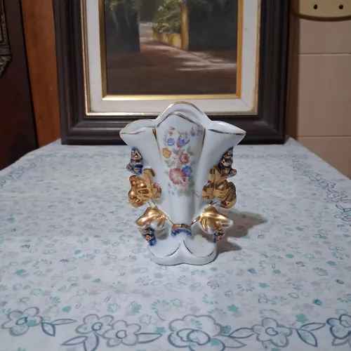 Vaso antigo floral, pequeno,  detalhes dourados. 