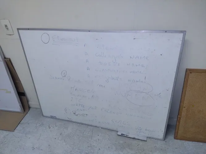 Quadro em lousa branca, com moldura, bom estado.