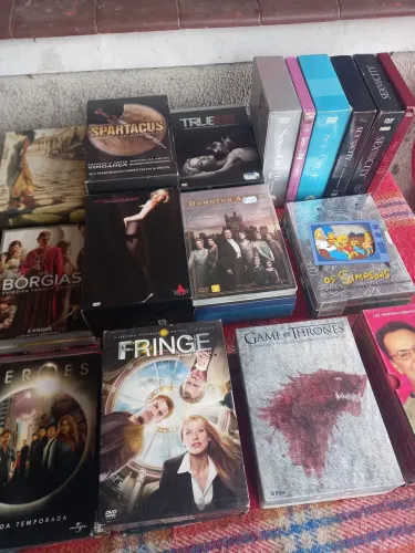 Lote com 60 box de séries (253 discos)