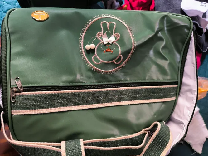 Bolsa Maternidade Verde com Detalhes de Coelhinho