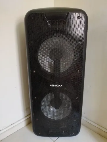 Vende-se uma caixa de som amplificada para voz e violão e uso como som