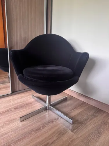 VENDO CADEIRA PRETA DECORATIVA 