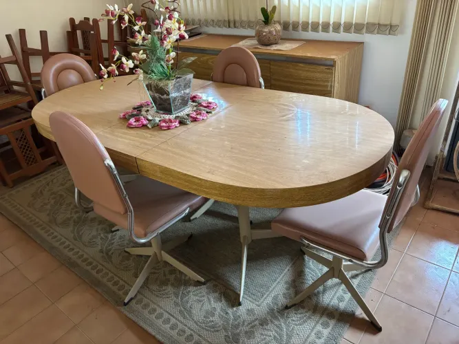 Mesa de Jantar Oval em Fórmica Pau Marfim com Extensão de Tamanho com 4 cadeiras