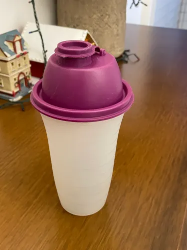 Copo Tupperware com tampa rosa