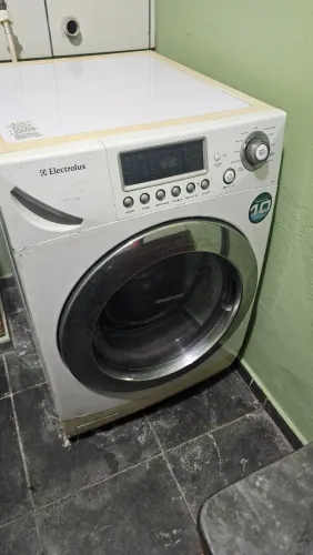 07/12 às 19:46  Lava e seca Electrolux 10,5 kg modelo LSE11 funcionando apenas pequeno det