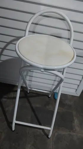 Banqueta Dobrável Branco com Assento Estofado