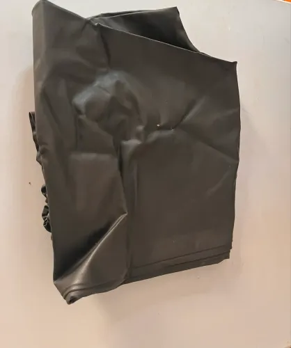 Capa de chuva e capacetes