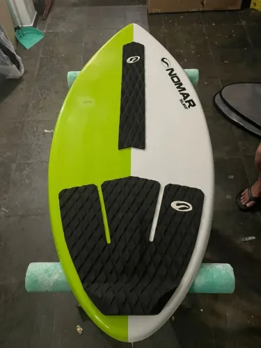 Prancha de skimboard 1'10 fibra.