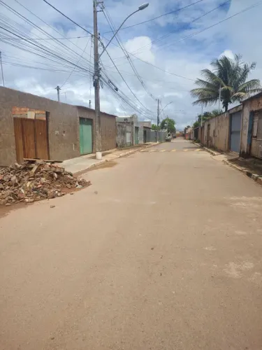 Casa em rua tranquila, próximo a comércios
