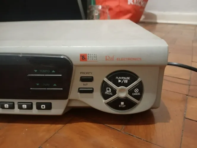 Videoke Raf com microfone e livro com 200 músicas