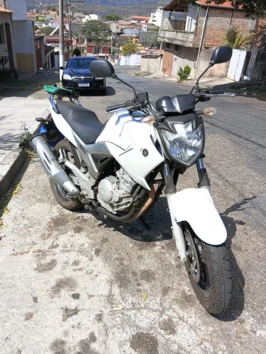 Vendo fazer 250 com chave reserva e manual, ano 14/15