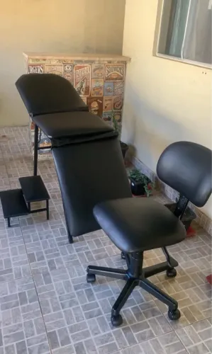 Vende-se maca, mocho e escadinha, semi novo usado apenas 2 vezes