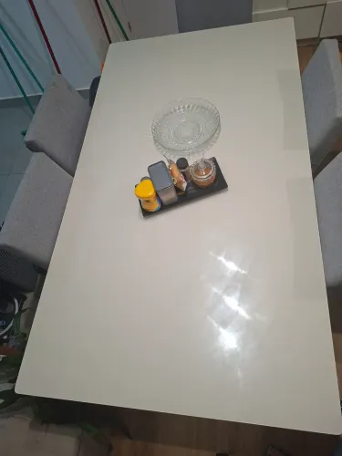 Mesa de jantar 1,8m x 1m com 6 cadeiras estofadas