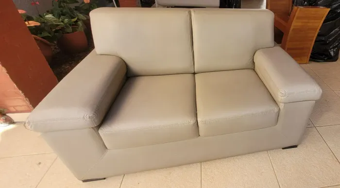 Sofá pequeno cinza