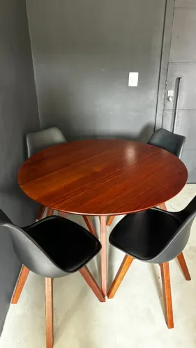 Conjunto Mesa de Jantar Redonda Nozes com 4 Cadeiras - Madeira Maciça