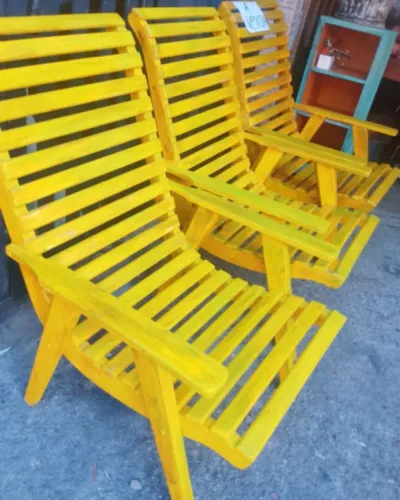 Três cadeiras de madeira