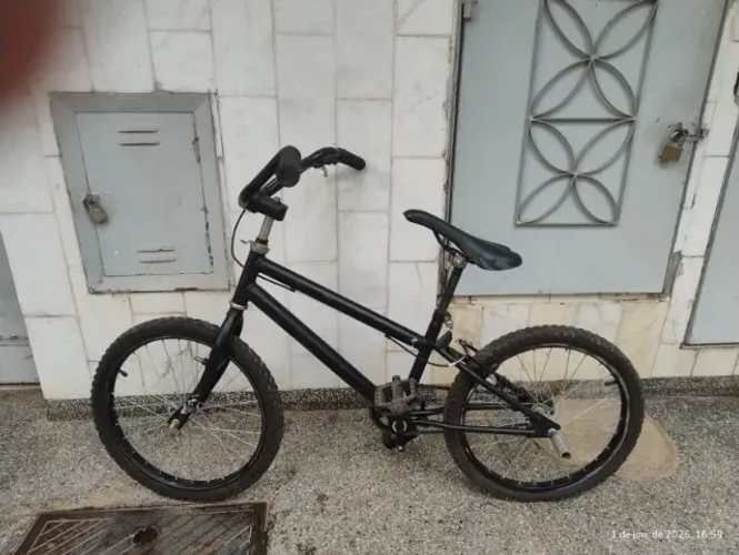 Bicicleta Caloi BMX aro 20 preta ? com pedaleira 