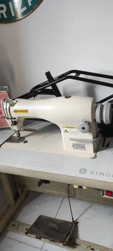 Máquina de costura reta Singer 