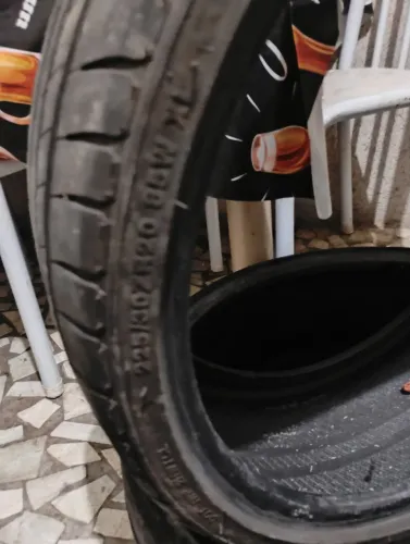 Vendo pneus aro 20 125 30 . 1 pneus está mais de 80% de borracha e tem 2 pneus 30% 