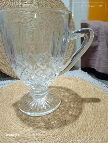 Jarra de vidro Wolf da linha Greek possuo um litro de capacidade e um elegante design rele