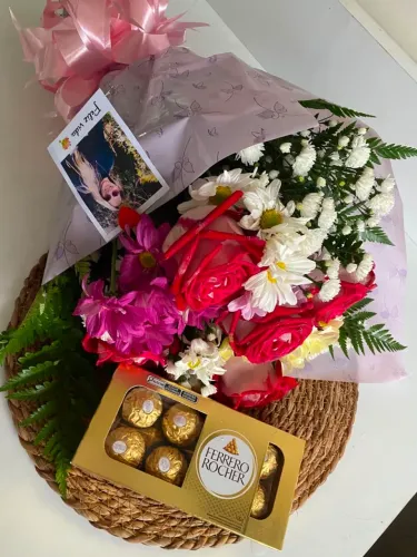 Buquê de flores naturais com Ferrero Rocher pronta entrega