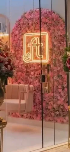 Arco de flores e cadeira