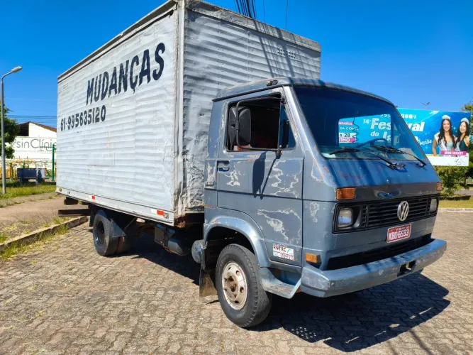 Caminhão baú 7.90