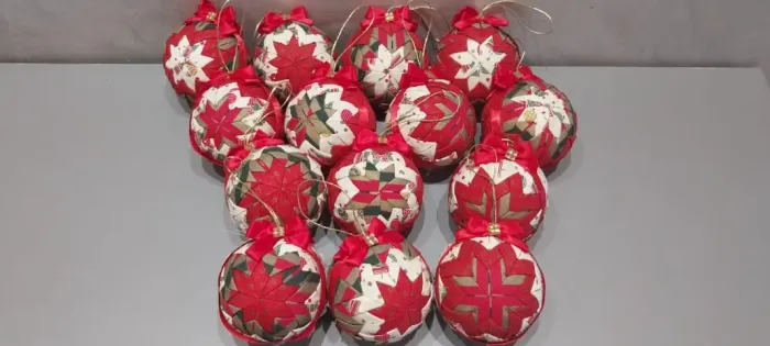 NATAL: 14 bolas de Natal vermelhas em Patchwork - 10cm